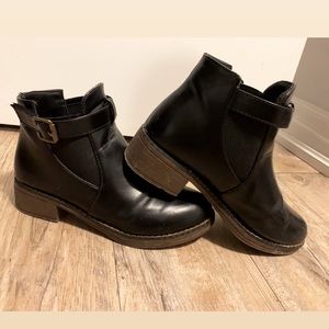 Faux leather block heel chelsea boots